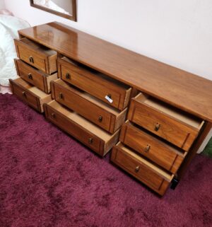 c370- American of Martinsville 4 Piece mid century dresser set w/ mirror & 2 night stands - Image 7
