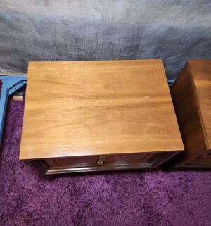 c370- American of Martinsville 4 Piece mid century dresser set w/ mirror & 2 night stands - Image 8