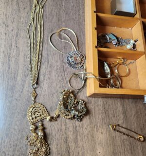 c374- jewelry box with vintage jewelry - Image 3