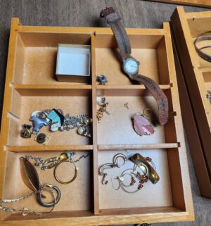 c374- jewelry box with vintage jewelry - Image 4