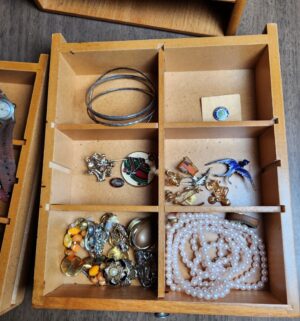 c374- jewelry box with vintage jewelry - Image 5