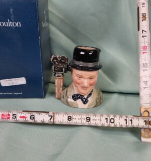 d42- Stan Laurel D7008 Royal Doulton - Image 1