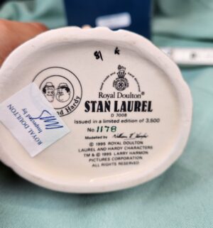 d42- Stan Laurel D7008 Royal Doulton - Image 2
