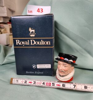 d43- Beefeater D6233 Royal Doulton - Image 1