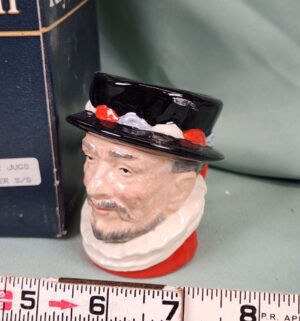 d43- Beefeater D6233 Royal Doulton - Image 2