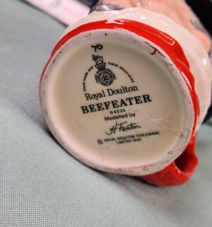 d43- Beefeater D6233 Royal Doulton - Image 3