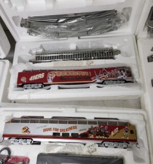 d203- Hawthorne Village San Francisco 49ers HO scale model train set - Image 4