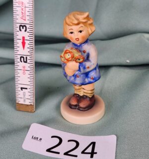 d224- Girl with Nosegay. Goebel MI Hummel