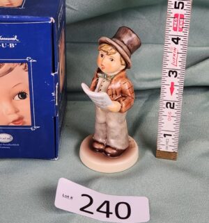 d240- Lamplight Caroler w/ box