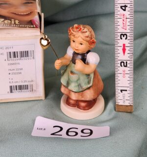d269- My Lucky Heart. MI Hummel Original w/ box