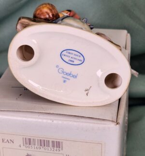 d312- First Issue Pay Attention MI Hummel w/ box - Image 3