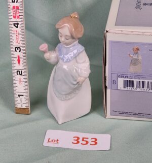 d353- Mrs. Claus w/ Box. Lladro