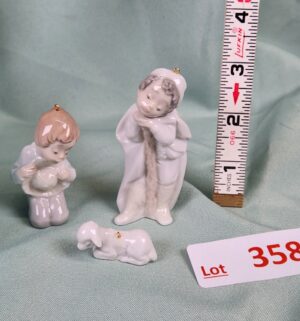 d358- Holy Shepherds w/ Box. Lladro