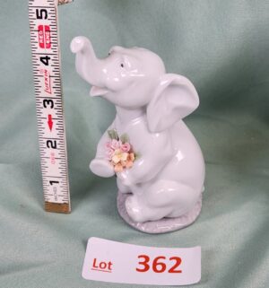 d362- Lucky in Love w/ Box. Lladro