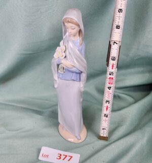 d377- Girl with Calla Lilies w/ Box. Lladro