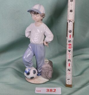 d382- Starting Forward w/ Box. Lladro