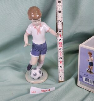d384- Soccer Practice w/ Box. Lladro