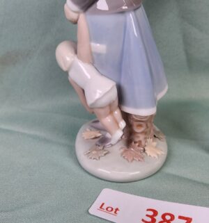 d387- School Girl with Doll w/ Box. Lladro - Image 5