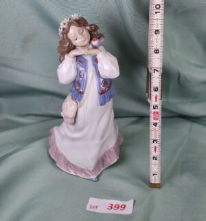 d399- Dreams of Summer Past w/ Box. Lladro