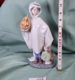 d403- Trick or Treat w/ Box. Lladro