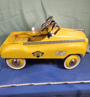 e5- Roadmaster New York City Checker Cab-style pedal car - Image 7