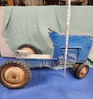 e6- Ertl Ford F-68 pedal tractor, which is a collectible ride-on toy. - Image 6