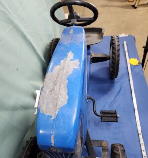 e9- New Holland TG305 Pedal Tractor ride-on pedal tractor - Image 6