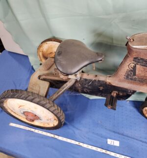 e21- vintage AMF Mustang pedal tractor - Image 3