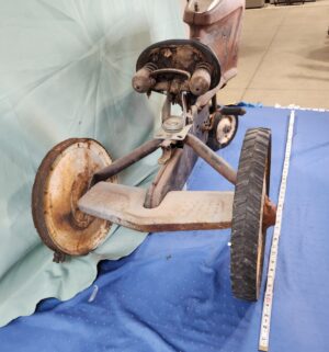 e21- vintage AMF Mustang pedal tractor - Image 4