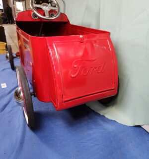 e45- Ford V8 Deuce Collectors Edition pedal car. - Image 4
