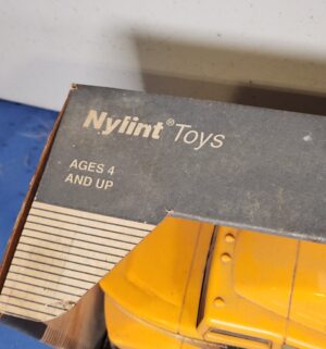 e67- Nylint Briggs & Stratton Conventional Sound Machine Semi Truck and Box Trailer - Image 4