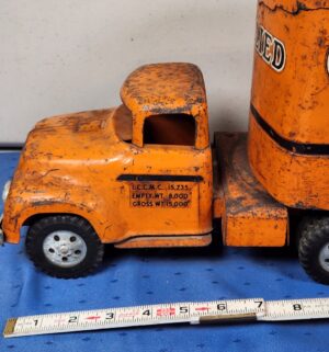 e109- 1950s Tonka (Mound Metalcraft) Allied Van Lines semi-truck and trailer, made of pressed steel. - Image 2