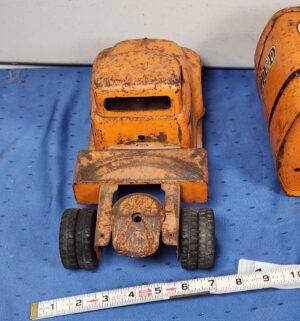 e109- 1950s Tonka (Mound Metalcraft) Allied Van Lines semi-truck and trailer, made of pressed steel. - Image 4
