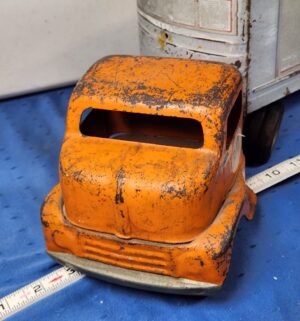 e111- 1950s Wyandotte Grey Van Lines semi-truck and trailer toy - Image 3