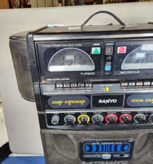 e120- Sanyo PAT-K3WG dual cassette 9-program karaoke machine - Image 2