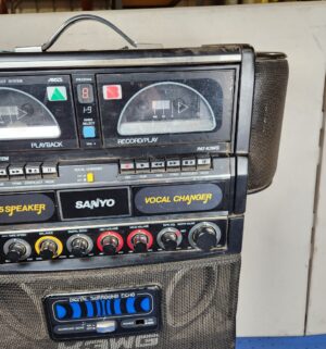 e120- Sanyo PAT-K3WG dual cassette 9-program karaoke machine - Image 3