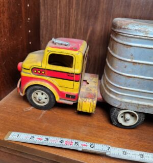 e141- 1940s Marx Hi-Way Express Van Lines pressed steel toy truck and trailer. - Image 2