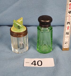 e40- Very Rare Salt/Pepper Shaker w/ single depression glass shaker