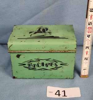 e41- vintage Monarch Flour metal recipe box