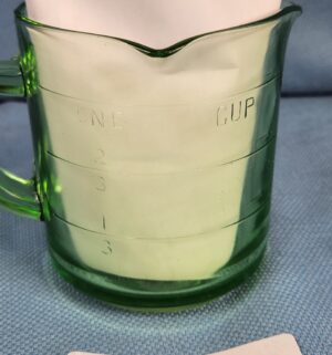 e52- vintage Kelloggs green Depression glass measuring cup - Image 3