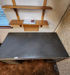 g9- Mid Century Art Metal Tank desk w/ key. Great shape - Image 3