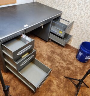 g9- Mid Century Art Metal Tank desk w/ key. Great shape - Image 4