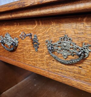 g25- Antique Tiger Oak Dresser. Amazing Condition - Image 4