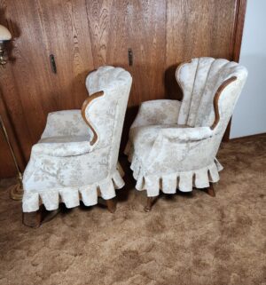 g26- vintage Queen Anne-style channel back wing chairs - Image 4
