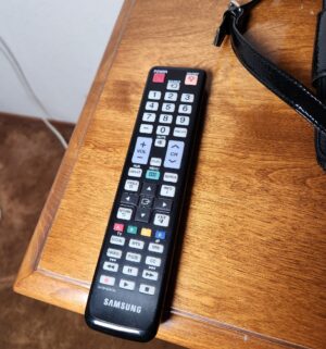 g28- Samsung 46 inch smart tv w/ remote and wall mount. Bring tools to remove from wall - Image 3