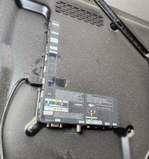g28- Samsung 46 inch smart tv w/ remote and wall mount. Bring tools to remove from wall - Image 4