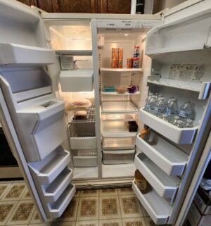 g42- KitchenAid Refrigerator w/ water/ice maker. Works Great. No contents - Image 3