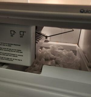 g42- KitchenAid Refrigerator w/ water/ice maker. Works Great. No contents - Image 4