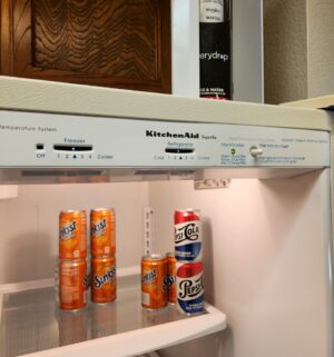 g42- KitchenAid Refrigerator w/ water/ice maker. Works Great. No contents - Image 5