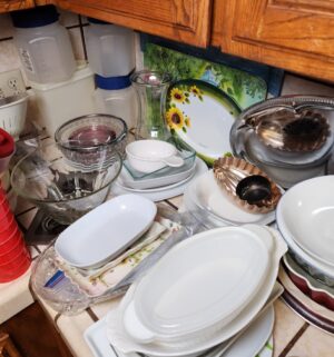 g44- misc kitchen items on counter - Image 3